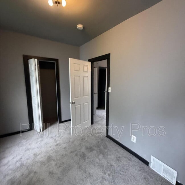 Building Photo - 3127 W Garfield Ave