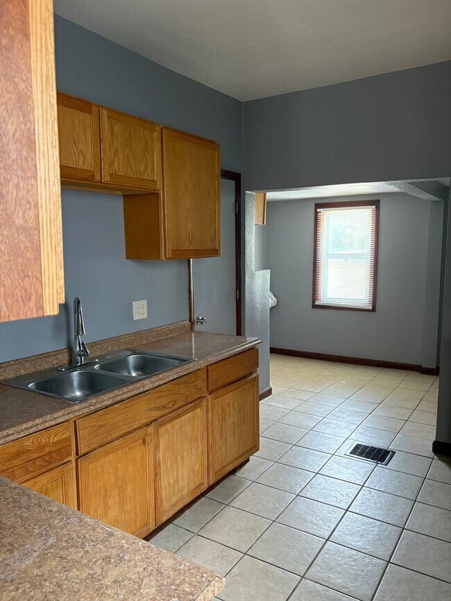 Building Photo - Beautiful 4 bedrooms and 2 bathrooms!