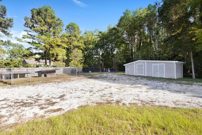 Building Photo - Fully furnished 1 bedroom 1 bath in fenced...