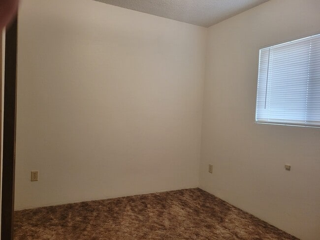 Building Photo - 400 NW Elm St