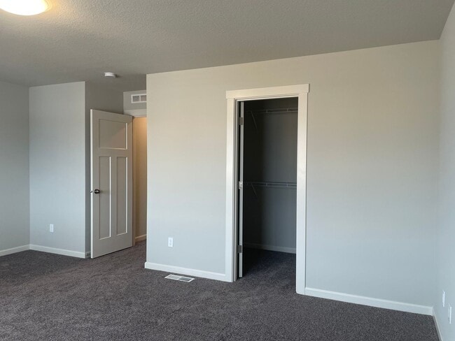 Building Photo - 4 Bed 2.5 Bath Home! Located near the Ridgefield Outdoor Recreation Center, equestrian facilities...