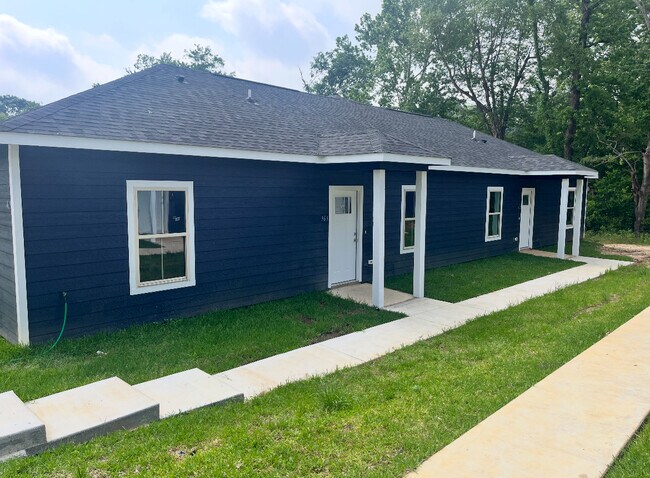 Building Photo - 418 Lake St