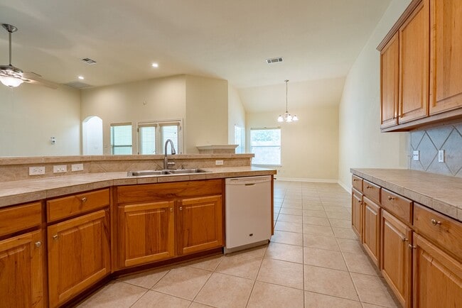 Building Photo - 1305 Delsie Dr