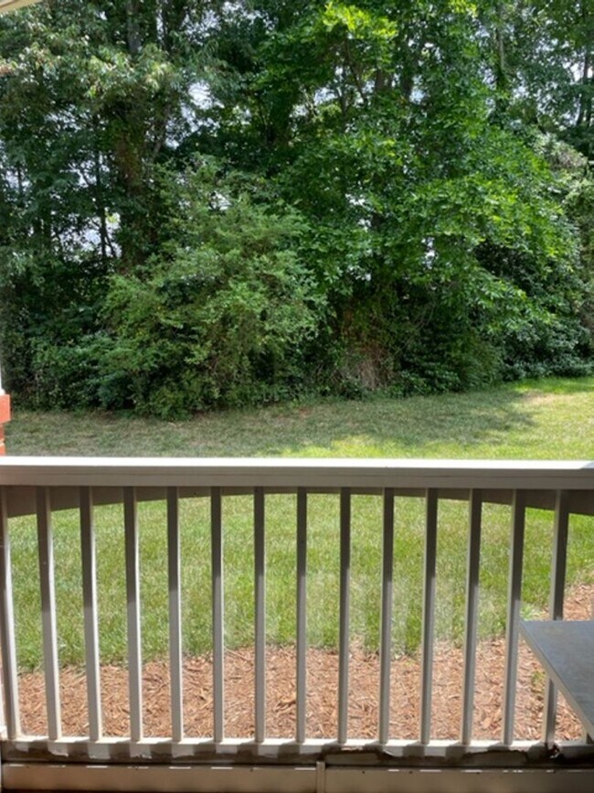 Building Photo - Pet-Friendly! Fantastic south charlotte location just minutes to everything!