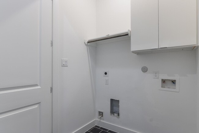 Building Photo - 5841 Dolores St