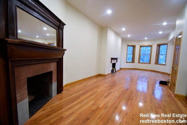 Building Photo - 1736 Beacon St