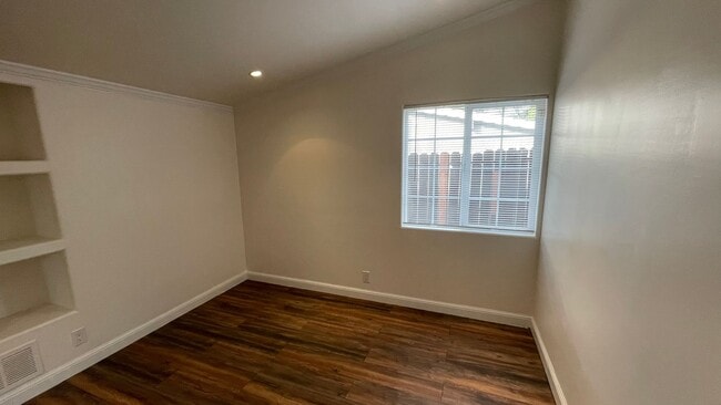 Building Photo - Beautiful 3 bedroom 2 bathroom home, updated kitchen & baths plus 1 car garage!