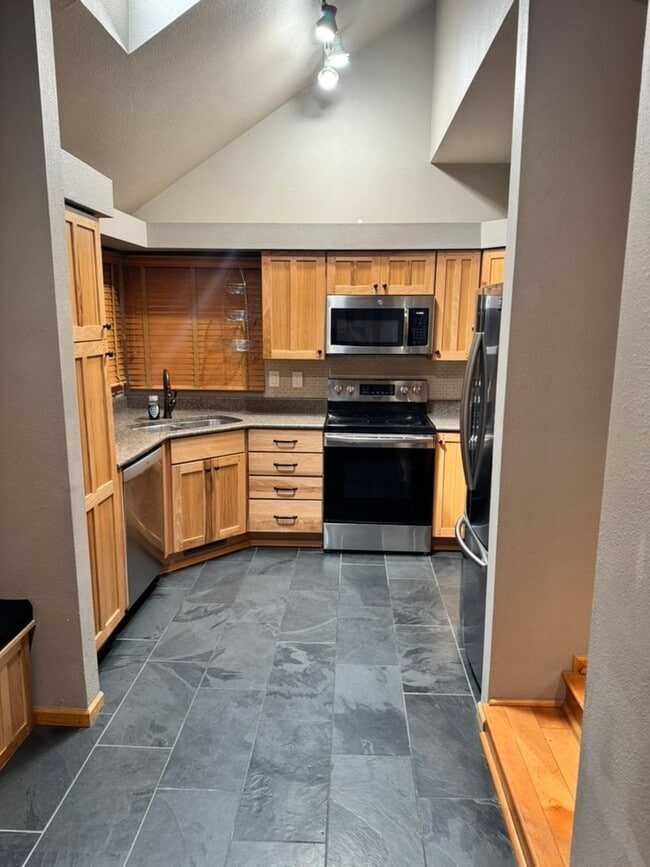 Building Photo - 1074 Cunningham Dr