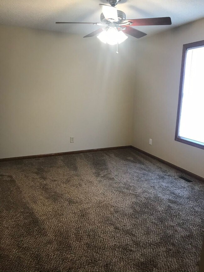 Building Photo - 4 Bedroom, 3 Bathroom House with Attached Double Car Garage