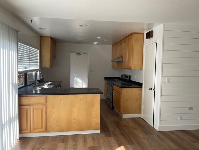 Building Photo - 5 bedroom Pet Friendly remodeled home in P...