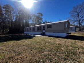 Building Photo - Cute 2 bedroom 2 bath mobile home that is located close to the Camp Lejeune Main Gate, beaches, s...