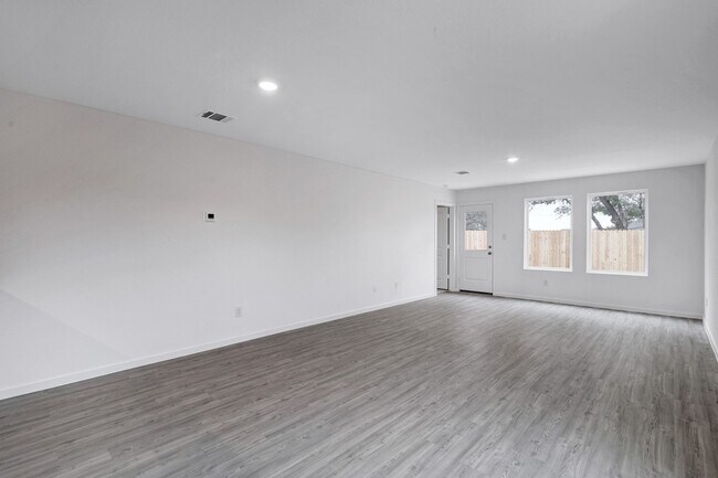 Building Photo - ***APPLICATION CURRENTLY UNDER REVIEW*** MOVE IN SPECIAL, ONE WEEK FREE***Open Concept Home in Wa...