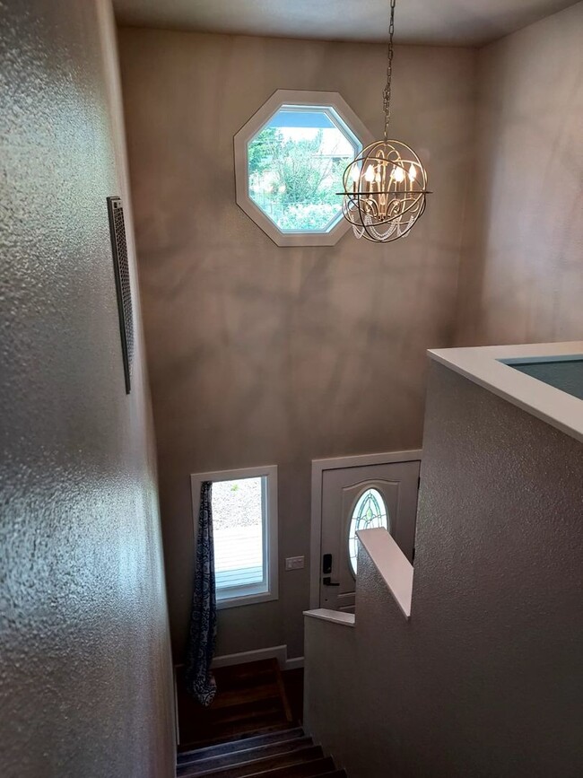 Building Photo - 2 Story Remodeled Single-Family Home in Po...