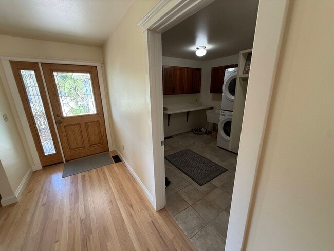 Building Photo - 3 Bed 2 Bath Large Beautiful Home