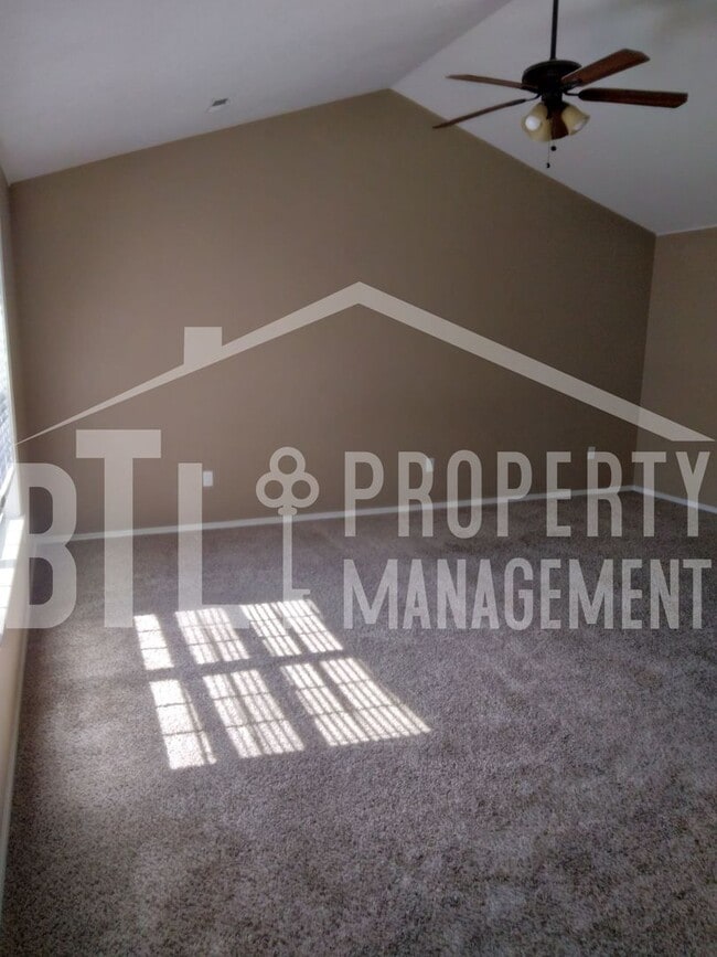 Building Photo - 3 Bedroom 2 Car Garage Duplex in Branson