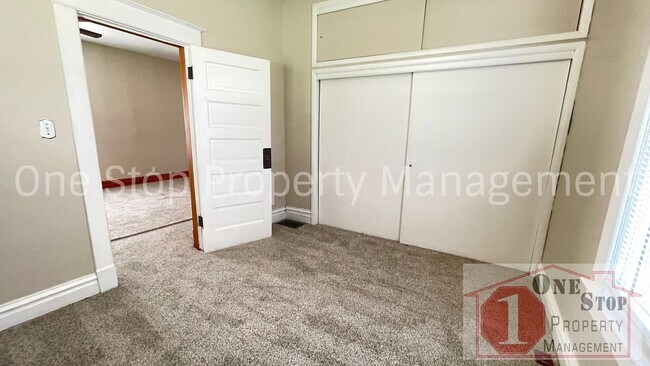 Building Photo - Adorable 3 Bedroom, 1 Bathroom in Independ...