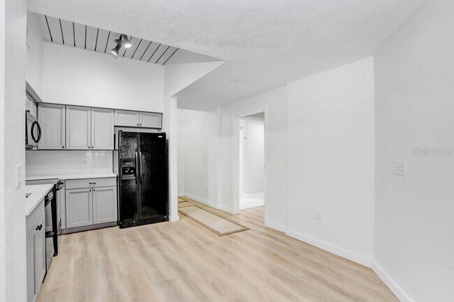 Building Photo - 2440 W Horatio St