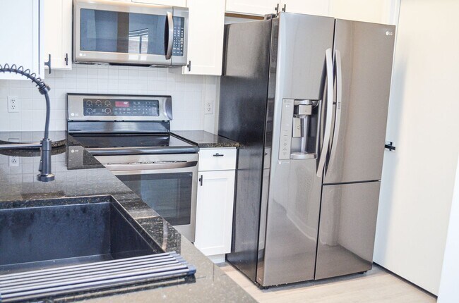 Building Photo - Stunning 1 bedroom 1 bath condo in The Gables