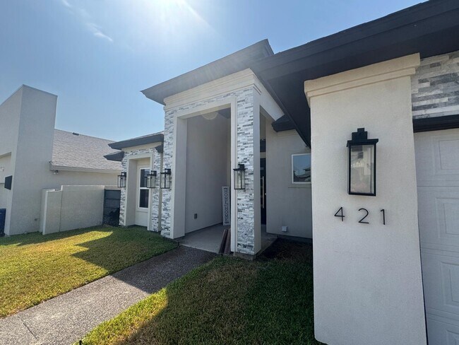 Building Photo - 421 Placido Dr