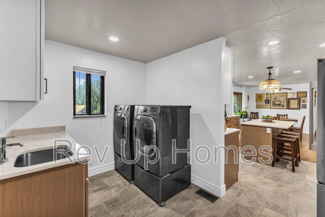 Building Photo - 492 E 100 S