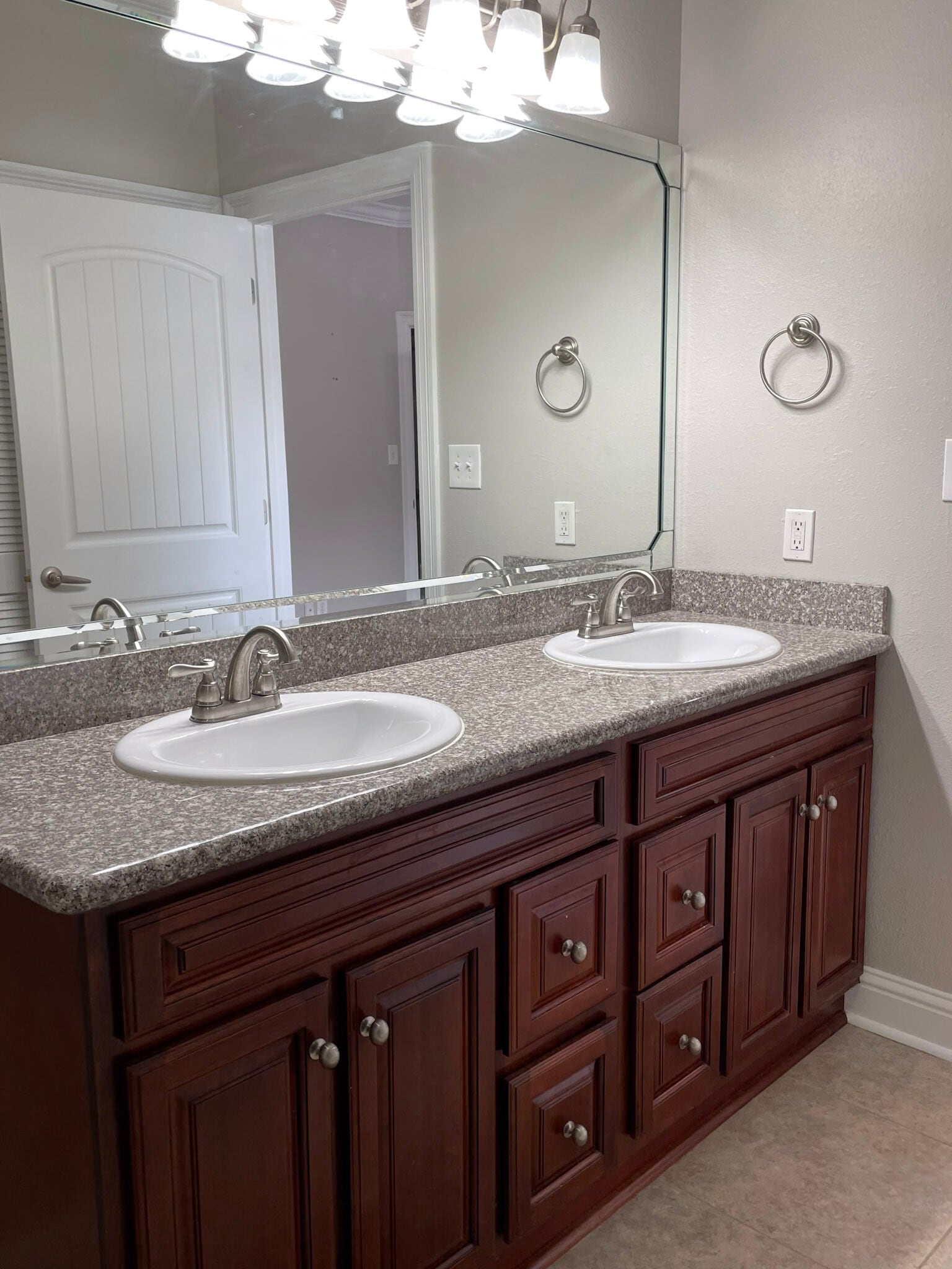 Master bath - 919 Muirfield Dr