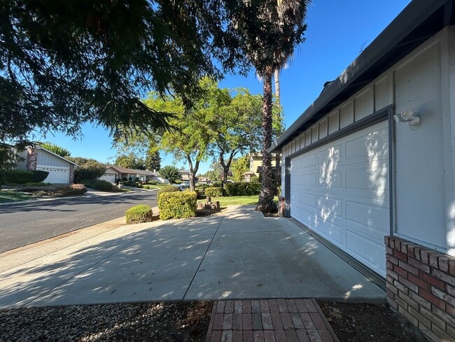 Building Photo - Updated 4-Bedroom Single-Story Home in Con...