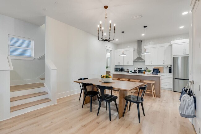 Building Photo - 223 E Lakeshore Dr