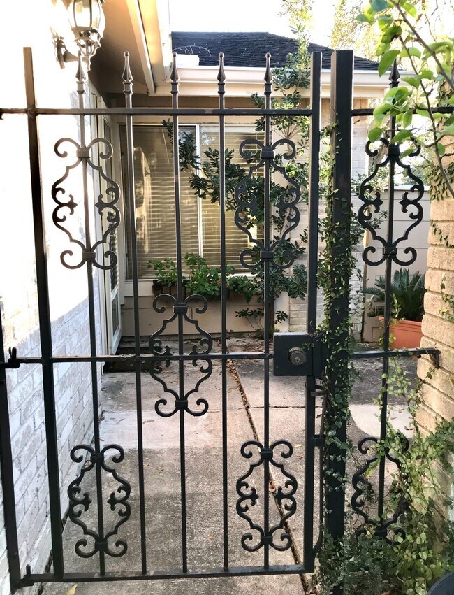 Building Photo - 11699 Village Pl Dr