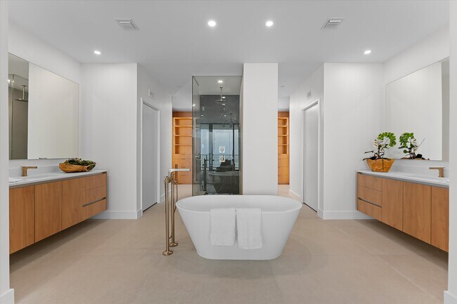 Building Photo - 700 NE 24th St