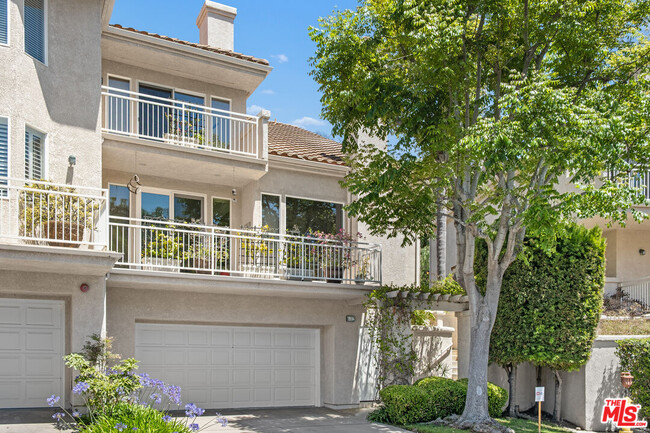Building Photo - 682 Palisades Dr