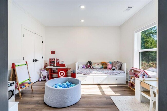 Building Photo - 520 Walden Glen Ln