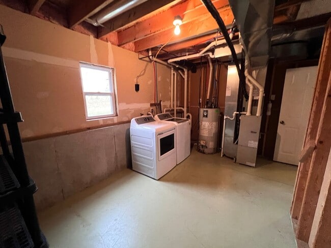 Building Photo - Spacious Split-Level Retreat Just Minutes ...