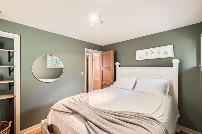 Building Photo - Charming Seattle Home in Seattle's Wedgwood Neighborhood - Furnished