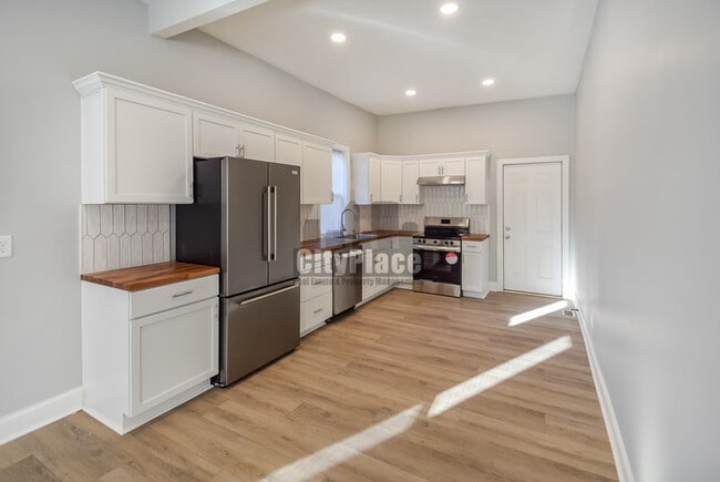 Building Photo - 2224 N Kenwood Ave