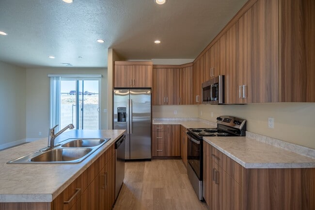 Building Photo - Newer Townhome Near Utah Tech
