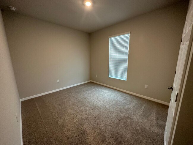 Building Photo - 826 Friendship Cir