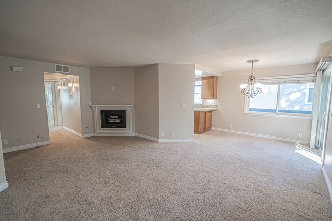 Building Photo - 2 Bedroom Condo for Rent in Canyon Country!