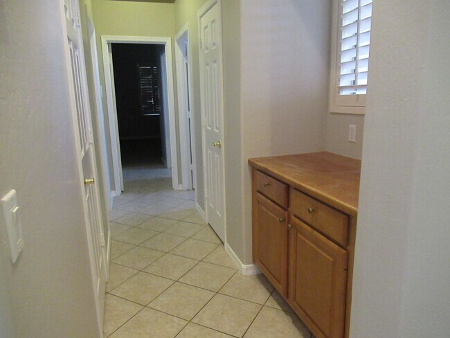 Building Photo - Nice 2 Bedroom Plus Bonus Room / 2 Bath Home in Chandler Gated Community!