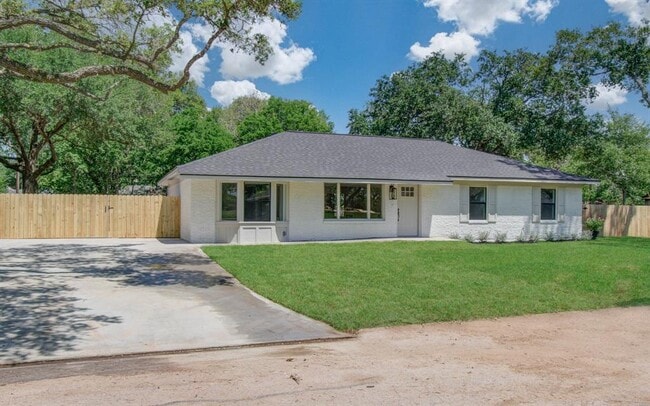 Building Photo - 624 Willow Ln