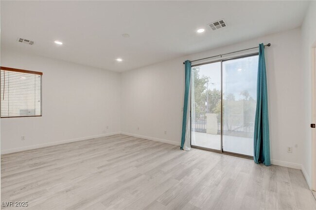 Building Photo - 8125 Chestnut Hollow Ave