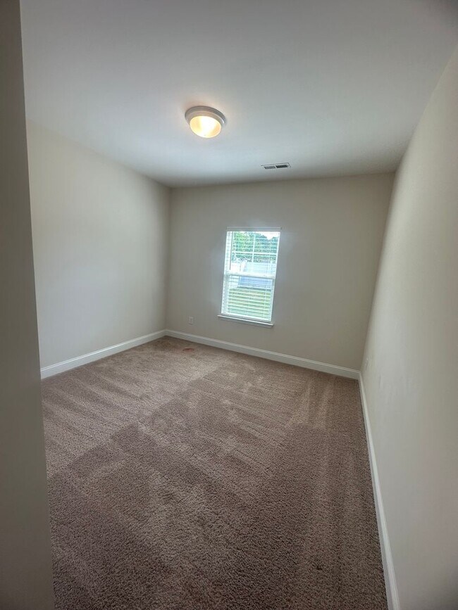 Building Photo - Spacious 4BR 3BA home in Northern Greensboro