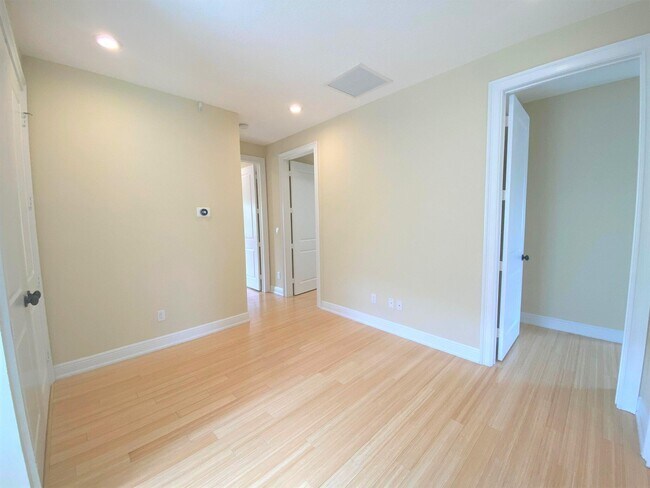 Building Photo - 50 Via Poinciana Ln