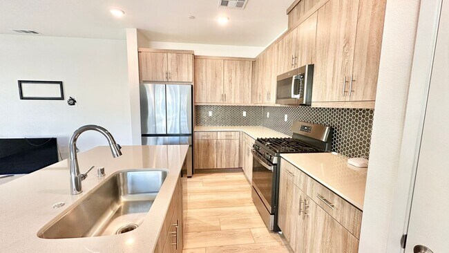 Building Photo - Beautiful, Newer Construction Home in Desi...