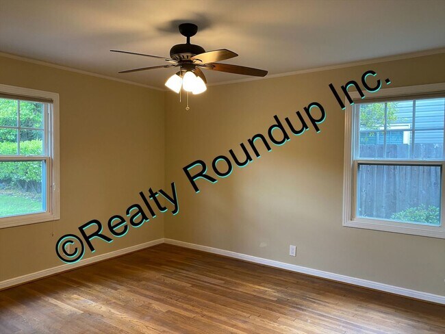 Building Photo - Beautiful Lincoln Village Home