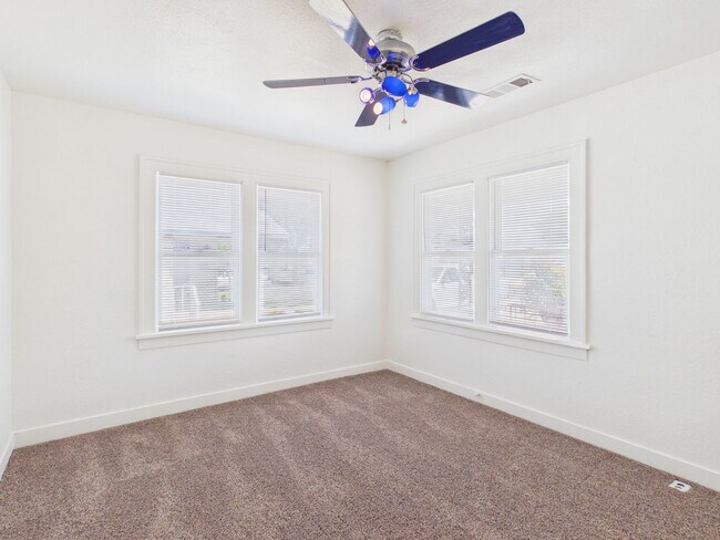 Building Photo - Adorable 3 Bedroom Home in Sunset Addition!