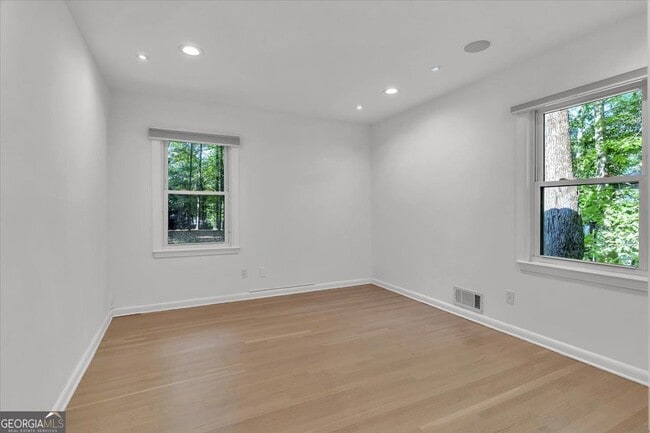 Building Photo - 2605 McKinnon Dr