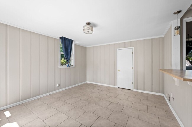 Building Photo - Beautifully Updated 3BR/1.5BA Home in Cove...