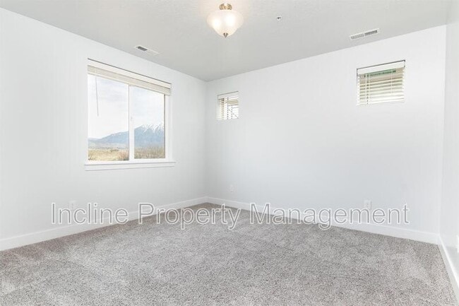 Building Photo - 772 260 W