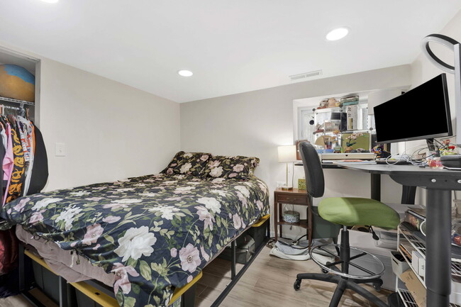 Building Photo - 1903 W Dickens Ave