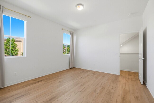 Building Photo - 4 Bedroom Townhome for rent In Murrieta